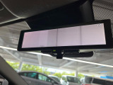 【インテリジェントルームミラー】後席の大きな荷物や同乗者で後方が確認しづらい時でも安心!カメラが撮影した車両後方の映像をルームミラー内に表示。クリアな視界で状況の確認が可能です!