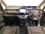 車内は光触媒抗菌消臭施工済です。スタイリッシュなデザインで暖かみのあるインパネ周りを演出します。グローブボックスやカップホルダーのほかにトレーなどたくさんの収納スペースが装備されています。