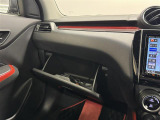 【グローブボックス】車検証、サングラスやCDなど小さい荷物が収納できるので車内を綺麗に整頓できますね。