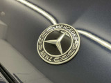 納車前整備は、メルセデスベンツ国際認定メカニックによる最新の検査ライン等の施設が充実した当社工場で入念に行います。メルセデス・ベンツの定める厳しい基準をクリアしたお車のみをご案内させて頂きます。