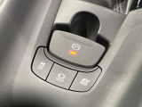 【電動パーキングブレーキ】パーキングブレーキは便利な電動式!ボタン一つで操作でき、アクセルを踏めば自動で解除されます♪レバーやペダルが無いので運転席廻りもすっきりしますね♪