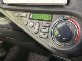 【オートエアコン】一度お好みの温度に設定すれば、車内の温度を検知し風量や温度を自動で調整。暑い&hellip;寒い&hellip;と何度もスイッチ操作をする必要はありません。快適な車内空間には必須の機能ですね♪