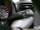 車外の明るさに応じて、自動的にライトの点灯・消灯を行います。