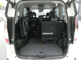 サードシートは5:5分割可倒式を採用しておりますので、乗車人数やお荷物の量に併せてアレンジが可能です♪