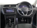 レザーステアリングにデジタルメーターです!車両情報、ナビをメーター画面内で確認できます)お客様の運転をサポートします!