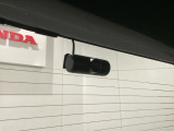 後方にもドライブレコーダーのカメラが付いています。前後両方でお車の周りを監視・記録いたします。