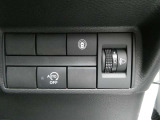 車線逸脱警報やアイドリングストップのスイッチが付いております。