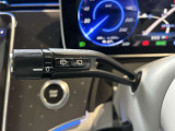ステアリングボタンは、使いやすいデザインでございます。ステアリング付近のレバーや、ステアリングボタンで追従機能の操作も可能でございます。
