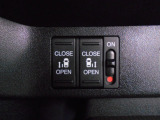 両側電動スライドドア。荷物で手が塞がる時など簡単にドアの開閉が出来ます。何より力いらずで開閉OK。女性やお年寄りにも優しい。電動機能はOFFにもできますから元気なお子様の駆け出しも安心。