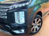 【LEDヘッドライト】悪天候や夜間走行時も良好な視界を確保し安心して運転できる高輝度LEDヘッドライトを装備!点灯速度が早く、消費電力も抑えられています。
