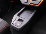 指先だけで操作ができる「電動パーキングブレーキ」搭載。オートモードの場合、シフトを「P」レンジにすると自動でパーキングブレーキが作動します。またアクセルを踏むと自動解除される為、発進がスムーズです。