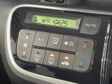 【オートエアコン】一度お好みの温度に設定すれば、車内の温度を検知し風量や温度を自動で調整。暑い&hellip;寒い&hellip;と何度もスイッチ操作をする必要はありません。快適な車内空間には必須の機能ですね♪