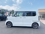 乗り降りのイメージが湧く左側面。ドア面の通りやスライド有無、小キズの出やすい部分も確認◎。
