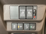 両側電動スライドドアは運転席から操作ができるよう、操作スイッチが付いています。Hondaセンシング用のVSA(ABS+TCS+横滑り抑制)解除と路外逸脱抑制機能などのスイッチがあります。