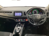 車内は光触媒抗菌消臭施工済です。スタイリッシュなデザインでスポーティなインパネ周りを演出します。グローブボックスやカップホルダーのほかにトレーなどたくさんの収納スペースが付いています。