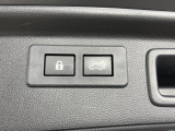 【パワーバックドア】スマートキーや運転席のボタンを押すだけでリアゲートが自動で開閉します!荷物を持っている時や、高い位置にあるバックドアを閉める際に便利な機能です♪