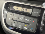 【オートエアコン】一度お好みの温度に設定すれば、車内の温度を検知し風量や温度を自動で調整。暑い&hellip;寒い&hellip;と何度もスイッチ操作をする必要はありません。快適な車内空間には必須の機能ですね♪