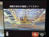 【バックカメラ】運転席から画面上で安全確認ができます。駐車が苦手な方にもオススメな便利機能です。