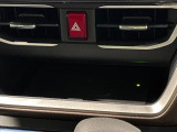 手の届くところにスマートフォンが置けるインパネセンタートレイ (メーカーオプションのワイヤレス充電機能付き)