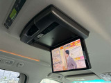【フリップダウンモニター】後席用フリップダウンモニターを装備。天井から展開する大画面で、後席でも映像コンテンツを快適に楽しめます。ロングドライブ時の快適性を高める装備です。