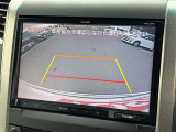 【バックモニター】後方の障害物や歩行者を確認できるバックモニター。狭い駐車場や混雑した場所でも安心して車を操作できます。