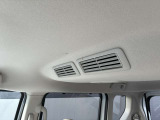 車内の空気を循環し後席まで素早く快適にしてくれるシーリングファン(プラズマクラスター搭載)♪暑い季節もムラなく涼しく、快適さがUP!エアコン前に扇風機を置くと効率が良いと言われる、あの発想ですw