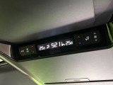 【リアオートエアコン】広い後部座席には必須の機能!風量や温度を自動で調整し前席と同様な車内環境にしてくれるリアオートエアコンを装備。夏の暑さも冬の寒さもストレスなく快適にお過ごしいただけます♪