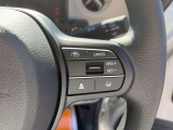 【クルーズコントロール】アクセル操作なしで一定速度を保つ機能。先行車との距離を自動調整する追従型が主流で、高速走行時の疲労を劇的に軽減します。長距離移動が多いお客様への商談では必須の快適装備です。