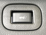 【パワーバックドア】スマートキーや運転席のボタンを押すだけでリアゲートが自動で開閉します!荷物を持っている時や、高い位置にあるバックドアを閉める際に便利な機能です♪