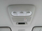 運転席の上に、手元を明るく照らすマップランプをご用意しております♪