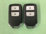 スマートキーを装備しています。鍵を差し込むことなくドアロックの開け閉めと、スタートボタン操作でのエンジンスタートができます。スペアキーも同じものを用意しております。
