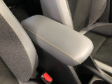 【アームレスト】運転時の疲労軽減にもなるアームレストがついています!