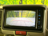 【バックカメラ】駐車時に後方がリアルタイム映像で確認できます。大型商業施設や立体駐車場での駐車時や、夜間のバック時に大活躍!運転スキルに関わらず、今や必須となった装備のひとつです!