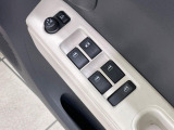 【電動格納ミラー】サイドミラーは電動格納式となっており、狭い駐車場でもキズがつくリスクを抑えられます。