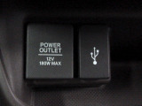 【POWEROUTLET】12V電源ソケットを設置しております。周辺機器の充電にご利用頂けます。便利なUSBジャックも付いています。