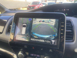 自車を真上から見下ろすように映し出すので周囲の状況が分かるアラウンドビューモニター搭載。フロントカメラとしても使用できます。車庫入れなど苦手な人の頼りになる助っ人です。