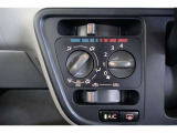 シンプルな配置で使いやすい位置にスイッチがあるマニュアルエアコン搭載車です。