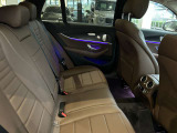 メルセデスのシートは少し硬めになっております。長時間の運転の際、適度な反発があることでお尻や腰の負担を減らす効果が御座います。