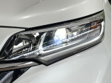 【LEDヘッドライト】悪天候や夜間走行時も良好な視界を確保し安心して運転できる高輝度LEDヘッドライトを装備!点灯速度が早く、消費電力も抑えられています。