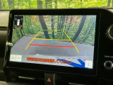 【バックカメラ】駐車時に後方がリアルタイム映像で確認できます。大型商業施設や立体駐車場での駐車時や、夜間のバック時に大活躍!運転スキルに関わらず、今や必須となった装備のひとつです!