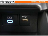 ポータブルオーディオなどの機器を接続して、車両のスピーカーで聞くことができます。