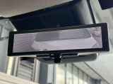 インテリジェントルームミラー☆後席に乗っている人や、大きな荷物を載せていると見にくくなりがちな後方視界。。こちらは車両後方のカメラ映像をミラーに映すので、天候にも影響されないクリアな後方視界を実現☆