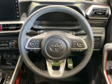 インテリアに合わせたデザインのステアリングは、運転される方のことも考え、運転しやすい形状、大きさです。是非一度、実際に触ってお確かめください。