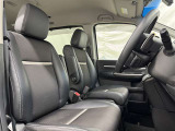 高いホールド性で運転姿勢が安定します。長距離ドライブでも疲れにくいのが魅力です。