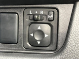 【電動格納ミラー】サイドミラーは電動格納式となっており、狭い駐車場でもキズがつくリスクを抑えられます。