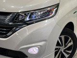 【LEDヘッドライト】悪天候や夜間走行時も良好な視界を確保し安心して運転できる高輝度LEDヘッドライトを装備!点灯速度が早く、消費電力も抑えられています。