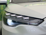 【LEDヘッドライト】悪天候や夜間走行時も良好な視界を確保し安心して運転できる高輝度LEDヘッドライトを装備!点灯速度が早く、消費電力も抑えられています。