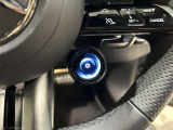 メルセデスのシートは少し硬めになっております。長時間の運転の際、適度な反発があることでお尻や腰の負担を減らす効果が御座います。