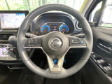 インテリアに合わせたデザインのステアリングは、運転される方のことも考え、運転しやすい形状、大きさです。是非一度、実際に触ってお確かめください。