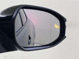 ミラー内にBSM(ブラインドスポットモニター)を搭載。隣を走る車両が死角に入るとLEDインジケーターを点灯。また、ウィンカーを出すとインジケーターも光って点滅!注意を促してくれます